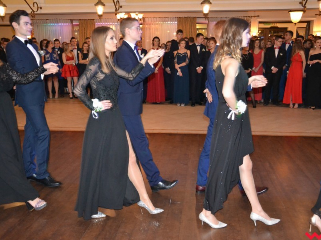 Licealiści zatańczyli poloneza. Teraz inne tańce i zabawa do białego rana