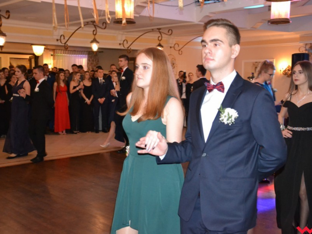 Licealiści zatańczyli poloneza. Teraz inne tańce i zabawa do białego rana