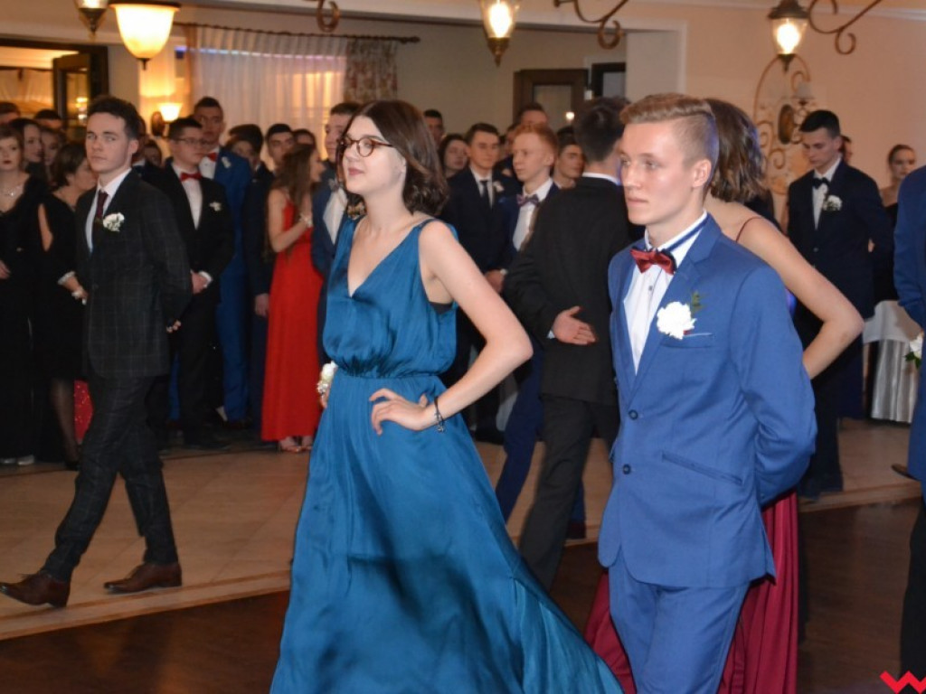 Licealiści zatańczyli poloneza. Teraz inne tańce i zabawa do białego rana