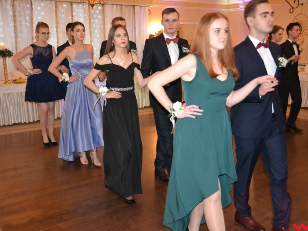 Licealiści zatańczyli poloneza. Teraz inne tańce i zabawa do białego rana