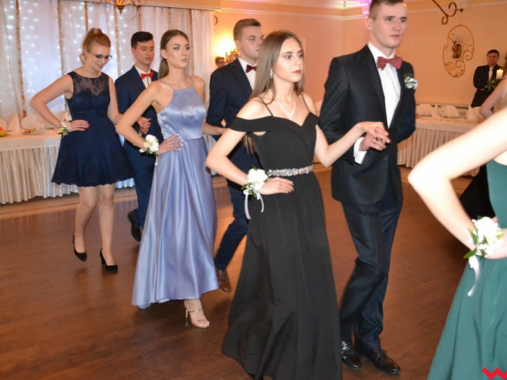 Licealiści zatańczyli poloneza. Teraz inne tańce i zabawa do białego rana