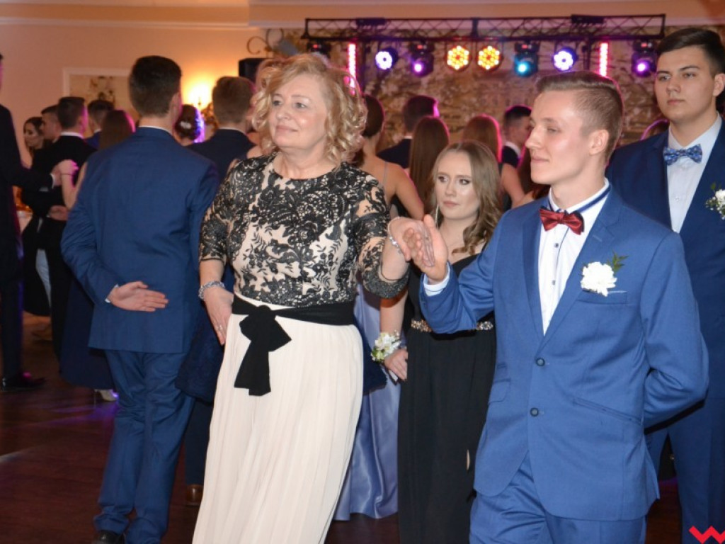 Licealiści zatańczyli poloneza. Teraz inne tańce i zabawa do białego rana