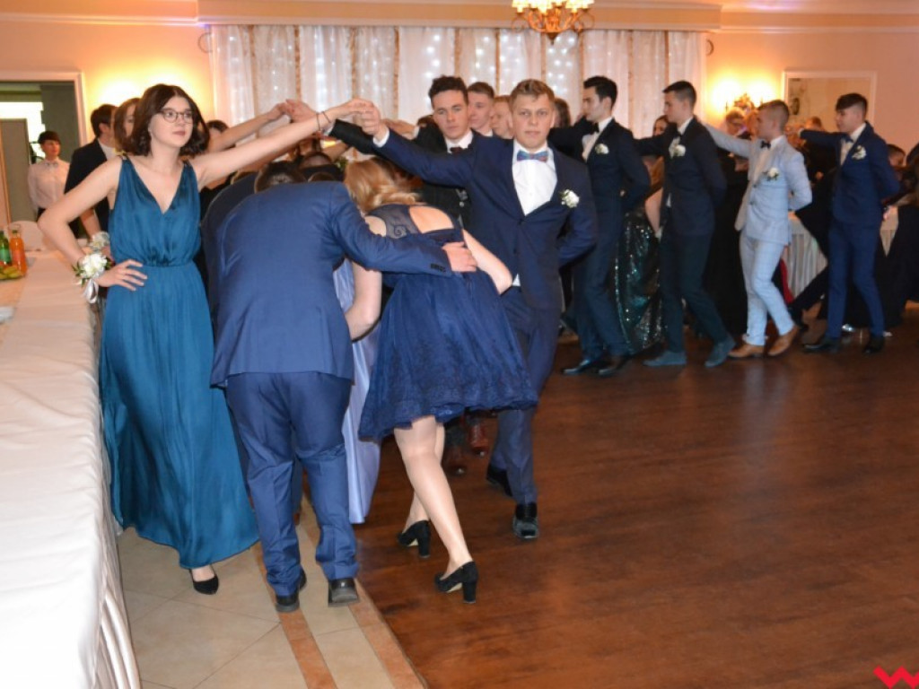 Licealiści zatańczyli poloneza. Teraz inne tańce i zabawa do białego rana