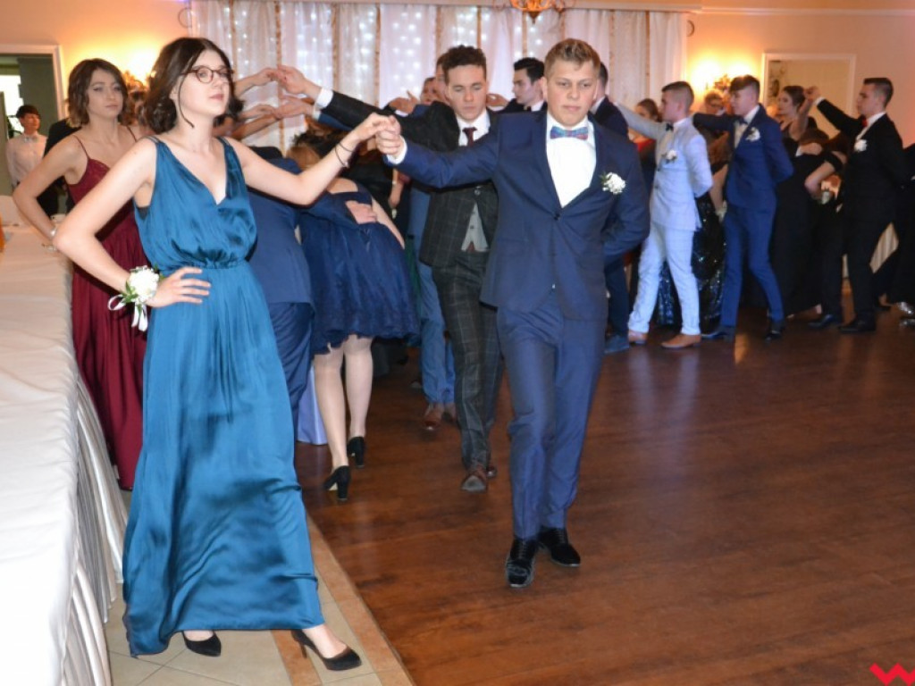 Licealiści zatańczyli poloneza. Teraz inne tańce i zabawa do białego rana
