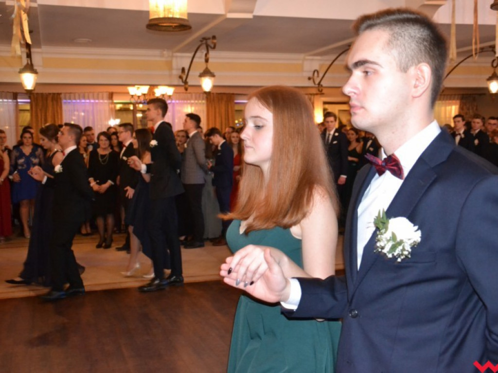 Licealiści zatańczyli poloneza. Teraz inne tańce i zabawa do białego rana