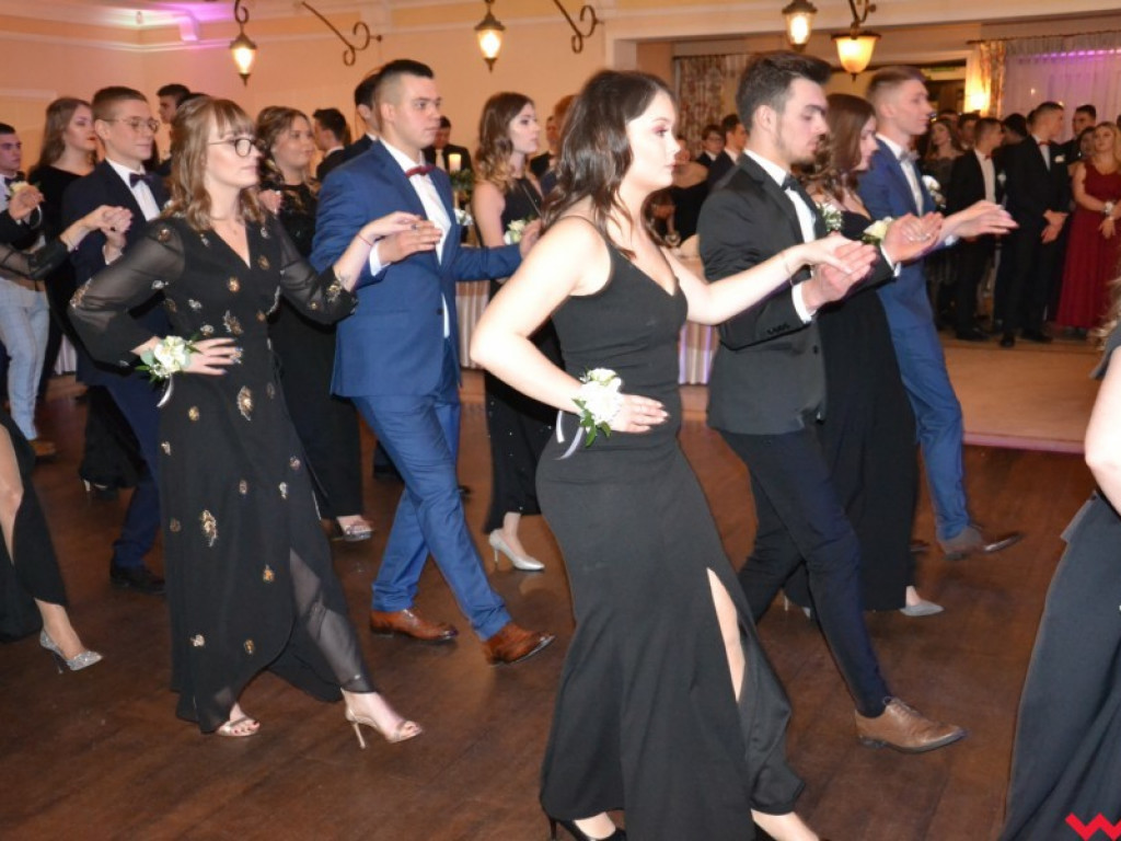 Licealiści zatańczyli poloneza. Teraz inne tańce i zabawa do białego rana