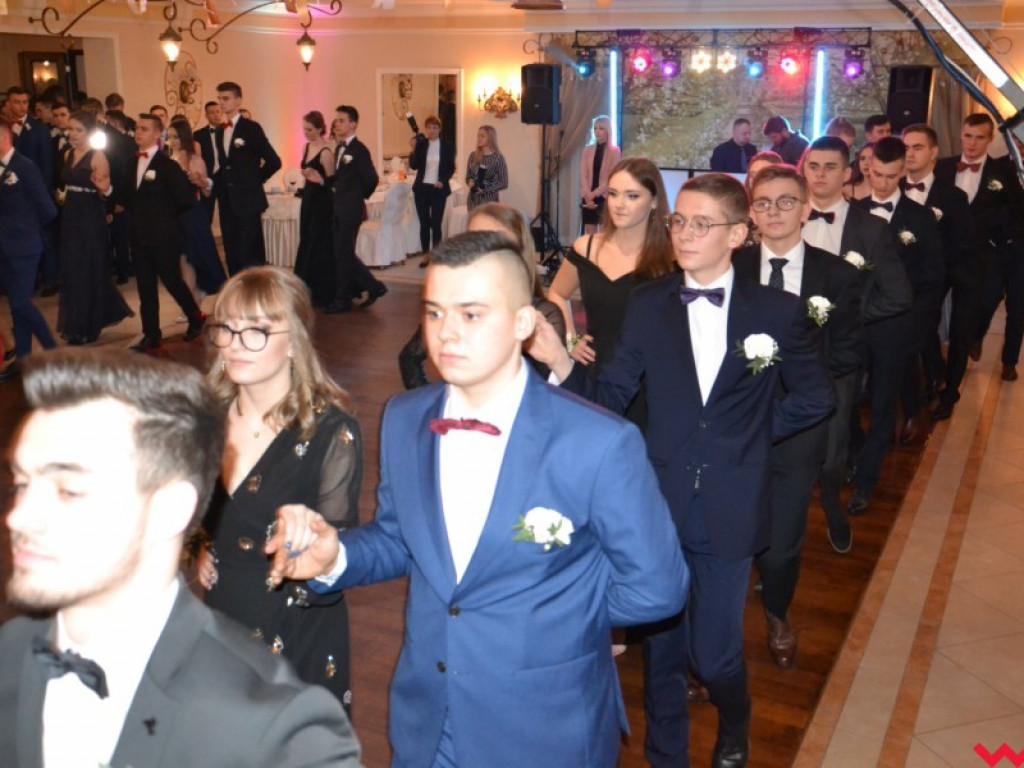 Licealiści zatańczyli poloneza. Teraz inne tańce i zabawa do białego rana