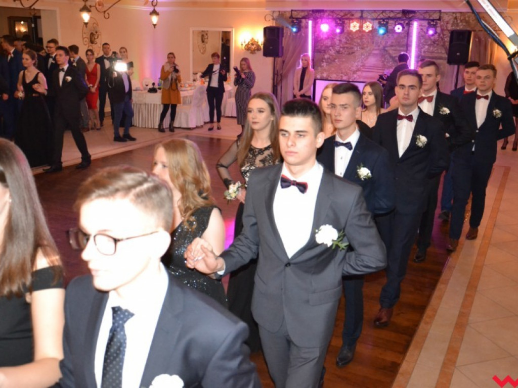 Licealiści zatańczyli poloneza. Teraz inne tańce i zabawa do białego rana