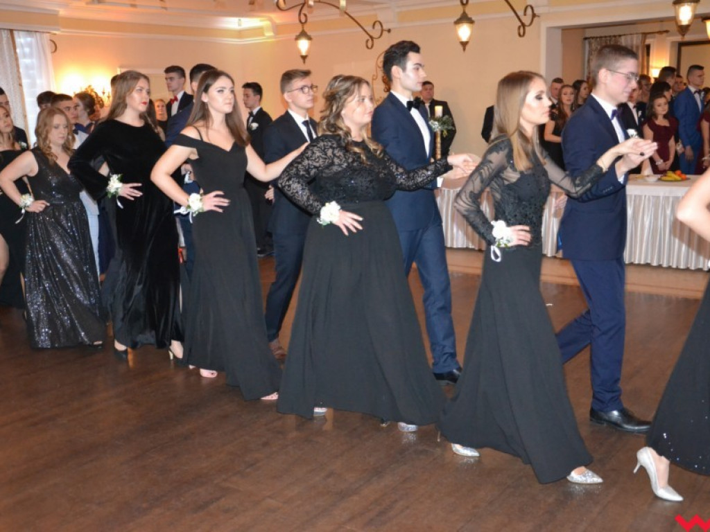 Licealiści zatańczyli poloneza. Teraz inne tańce i zabawa do białego rana