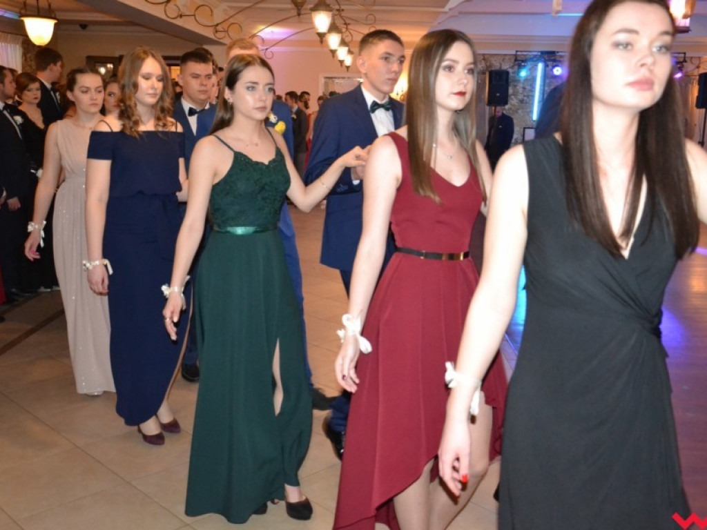 Licealiści zatańczyli poloneza. Teraz inne tańce i zabawa do białego rana