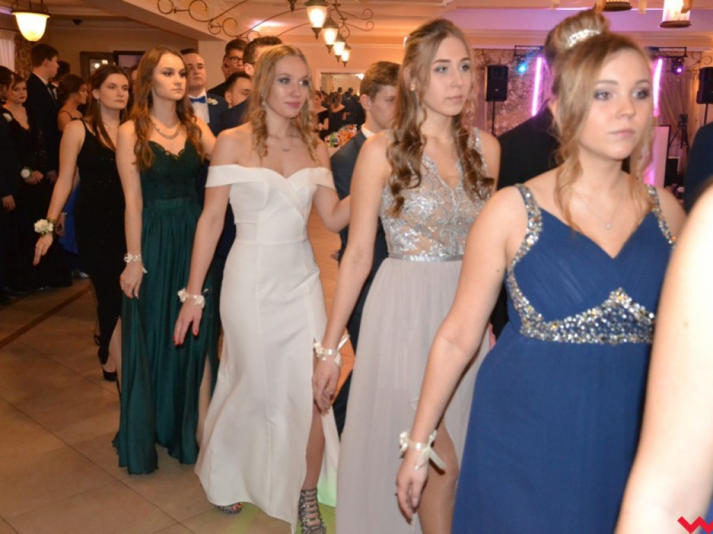 Licealiści zatańczyli poloneza. Teraz inne tańce i zabawa do białego rana