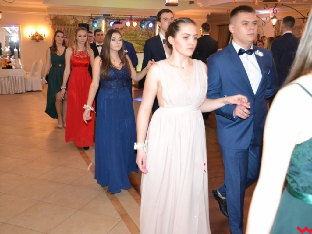 Licealiści zatańczyli poloneza. Teraz inne tańce i zabawa do białego rana