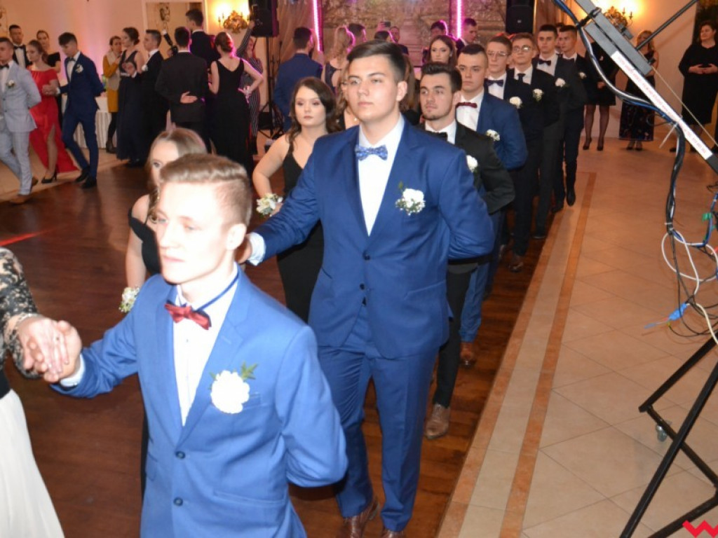 Licealiści zatańczyli poloneza. Teraz inne tańce i zabawa do białego rana