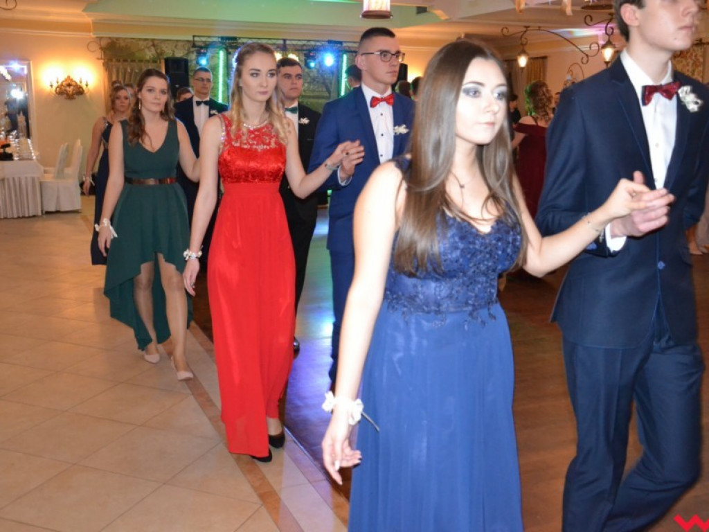 Licealiści zatańczyli poloneza. Teraz inne tańce i zabawa do białego rana