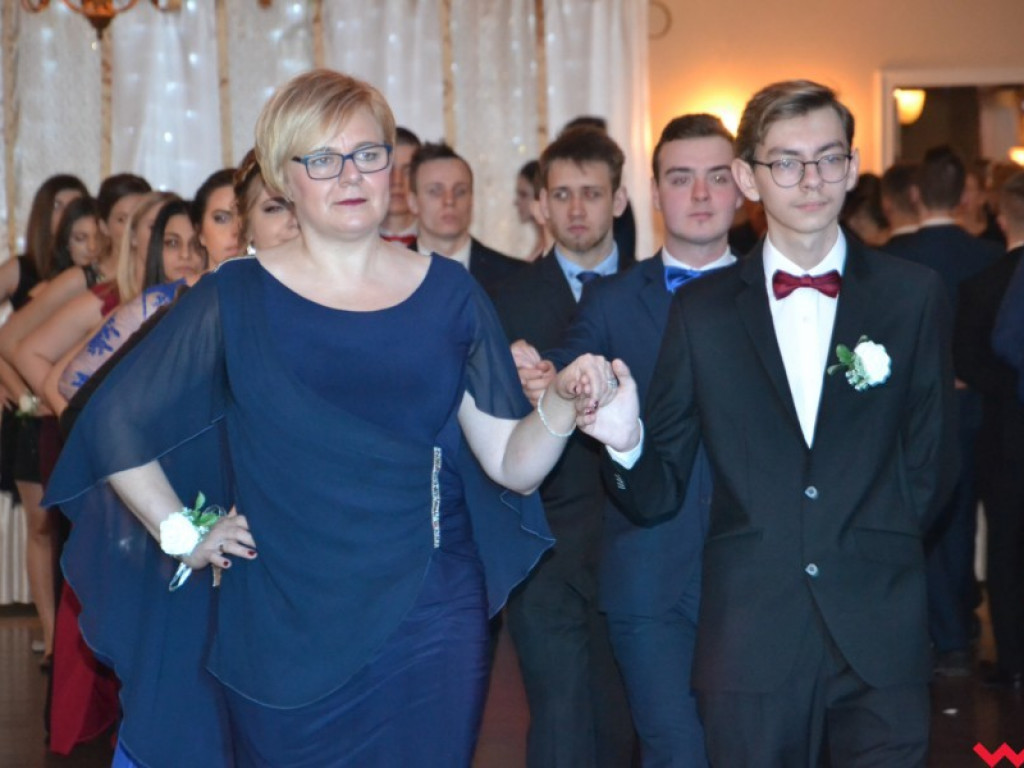 Licealiści zatańczyli poloneza. Teraz inne tańce i zabawa do białego rana