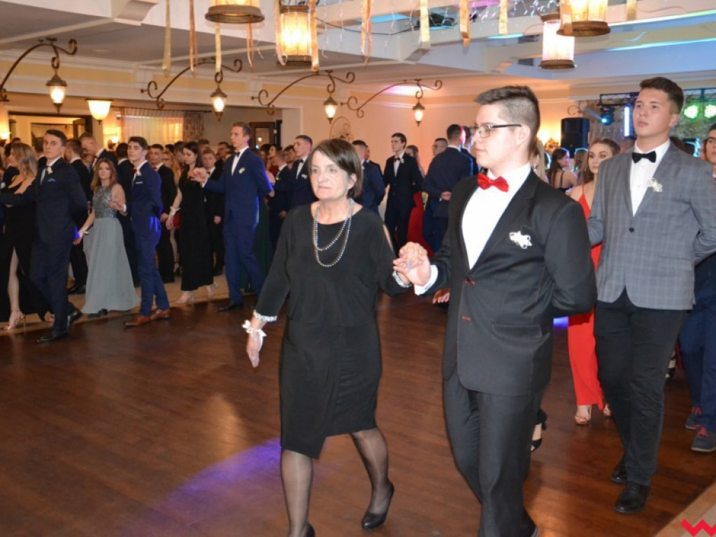 Licealiści zatańczyli poloneza. Teraz inne tańce i zabawa do białego rana