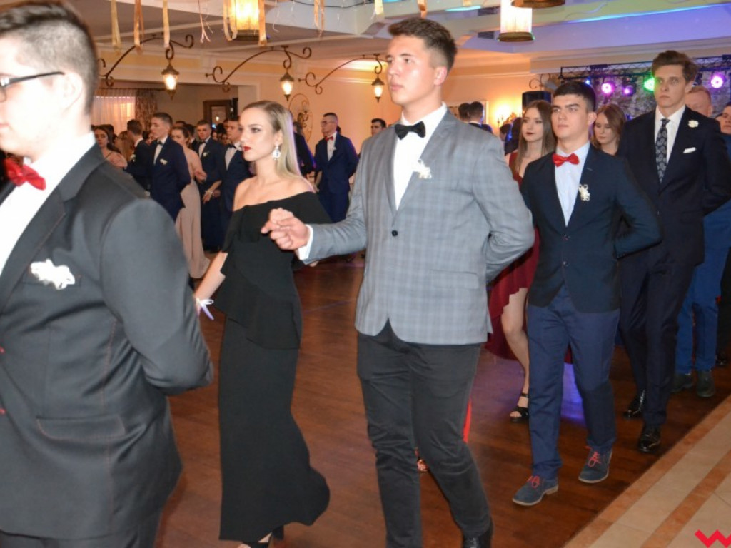 Licealiści zatańczyli poloneza. Teraz inne tańce i zabawa do białego rana