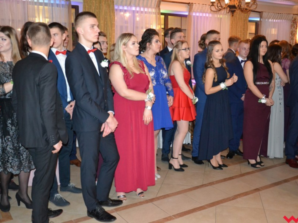 Licealiści zatańczyli poloneza. Teraz inne tańce i zabawa do białego rana
