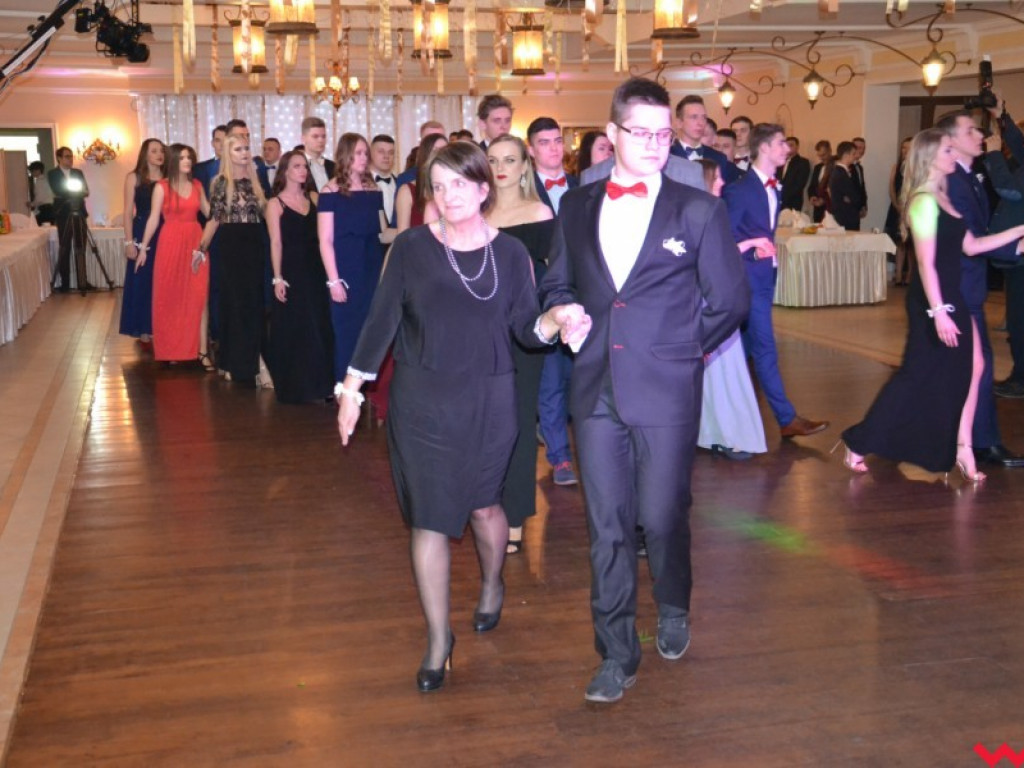 Licealiści zatańczyli poloneza. Teraz inne tańce i zabawa do białego rana