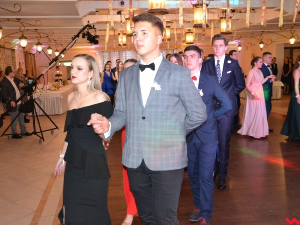 Licealiści zatańczyli poloneza. Teraz inne tańce i zabawa do białego rana