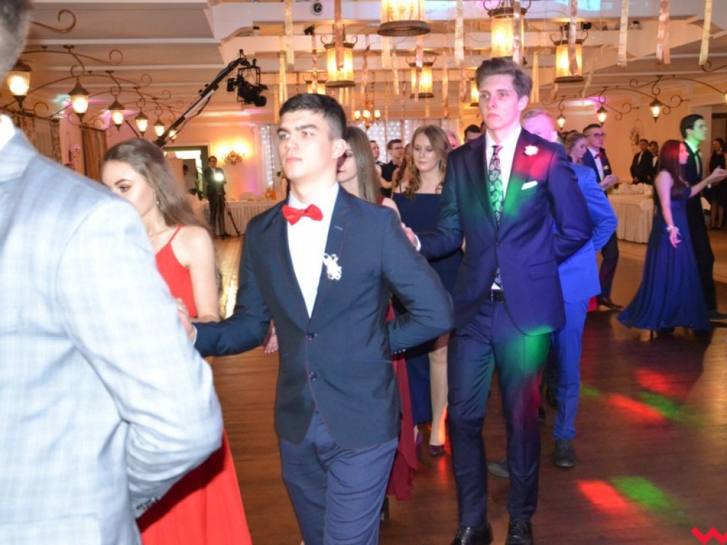 Licealiści zatańczyli poloneza. Teraz inne tańce i zabawa do białego rana