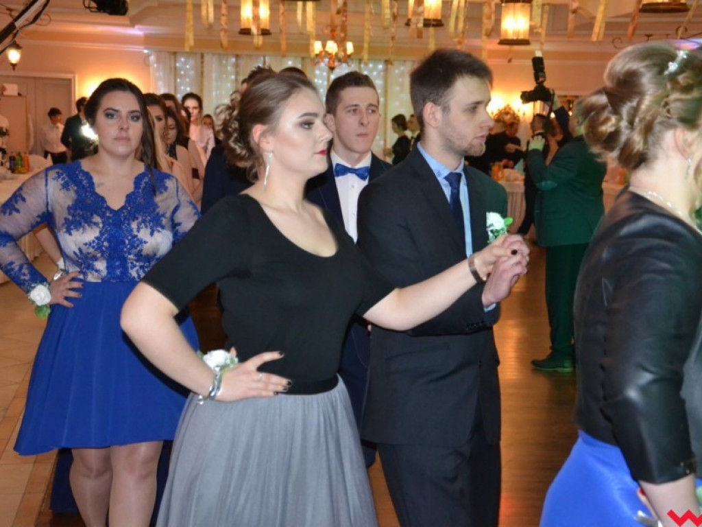 Licealiści zatańczyli poloneza. Teraz inne tańce i zabawa do białego rana