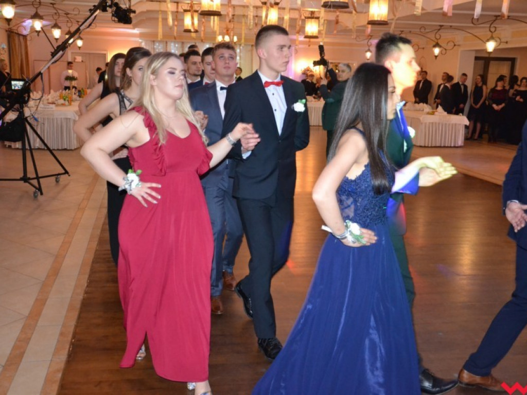 Licealiści zatańczyli poloneza. Teraz inne tańce i zabawa do białego rana