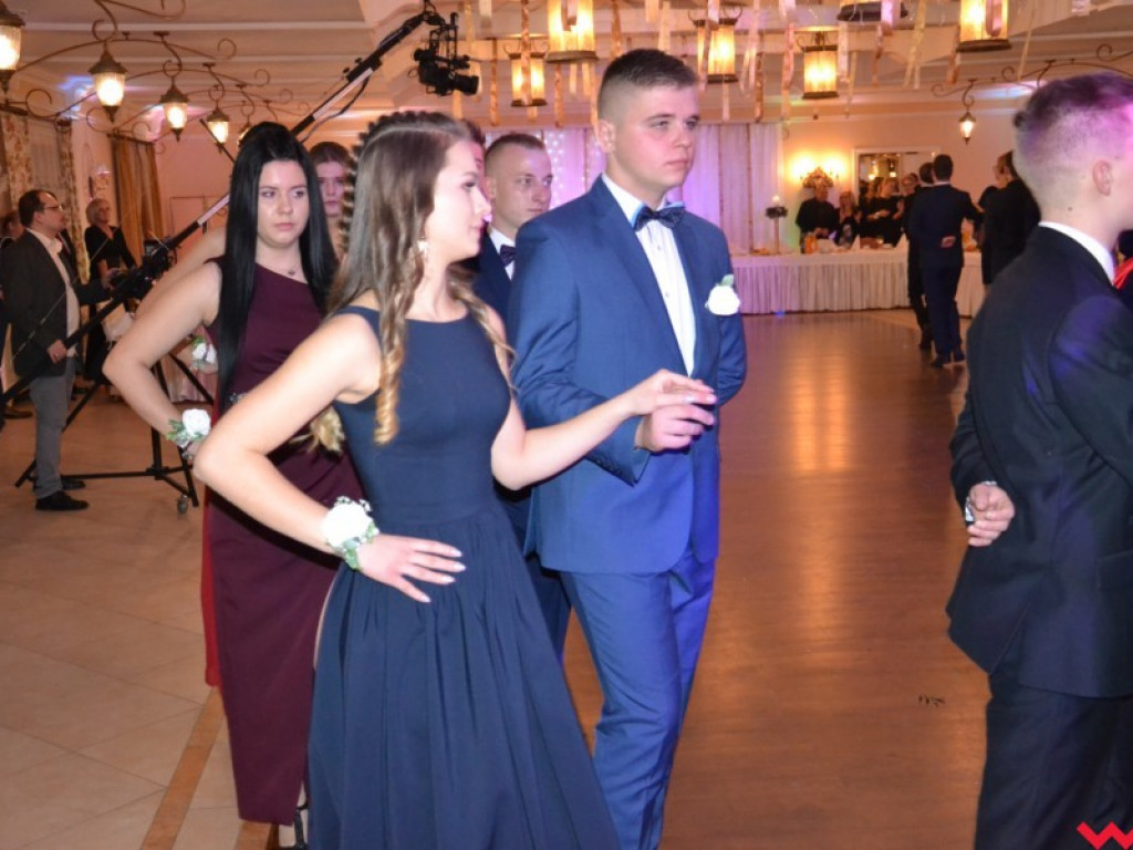 Licealiści zatańczyli poloneza. Teraz inne tańce i zabawa do białego rana