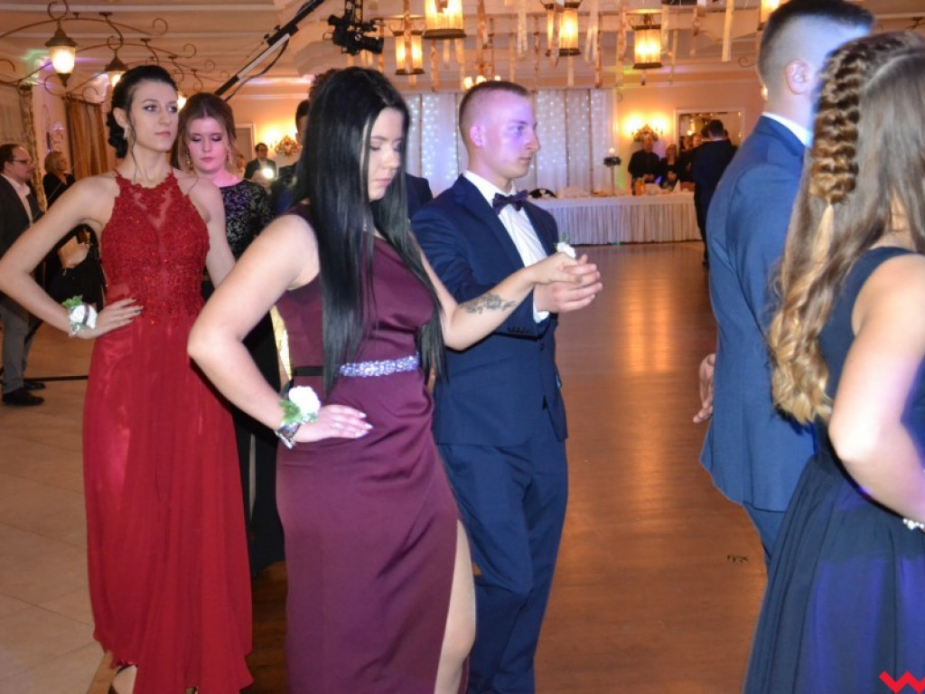 Licealiści zatańczyli poloneza. Teraz inne tańce i zabawa do białego rana