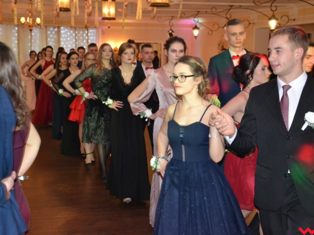 Licealiści zatańczyli poloneza. Teraz inne tańce i zabawa do białego rana
