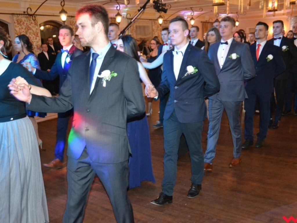 Licealiści zatańczyli poloneza. Teraz inne tańce i zabawa do białego rana