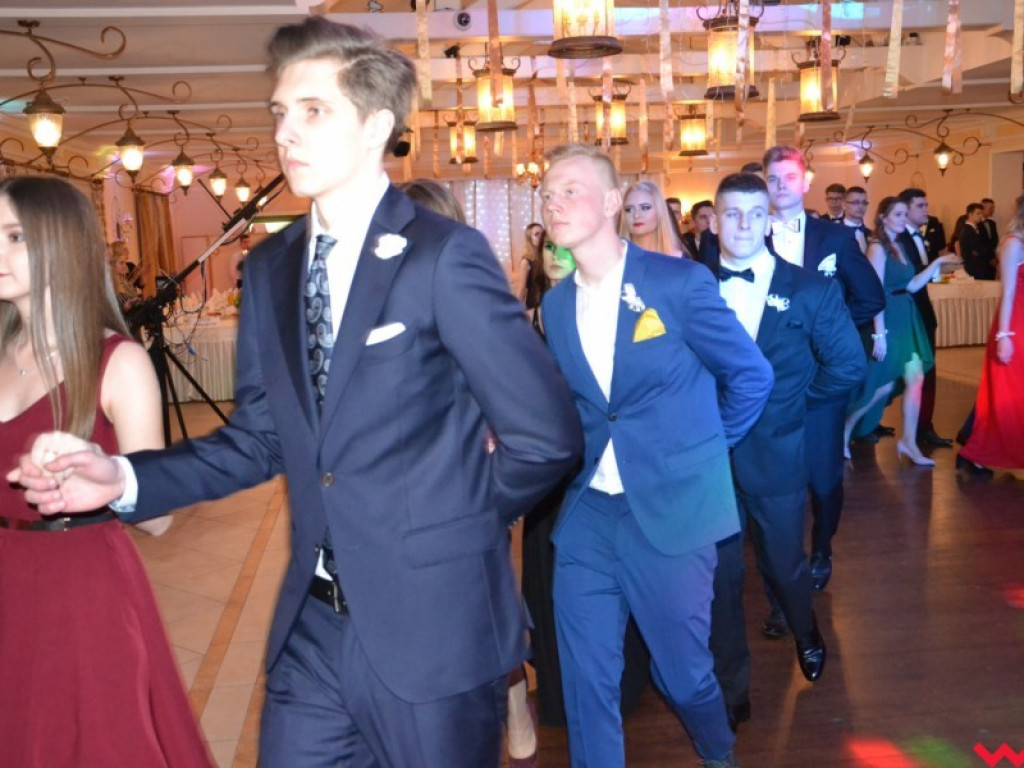 Licealiści zatańczyli poloneza. Teraz inne tańce i zabawa do białego rana