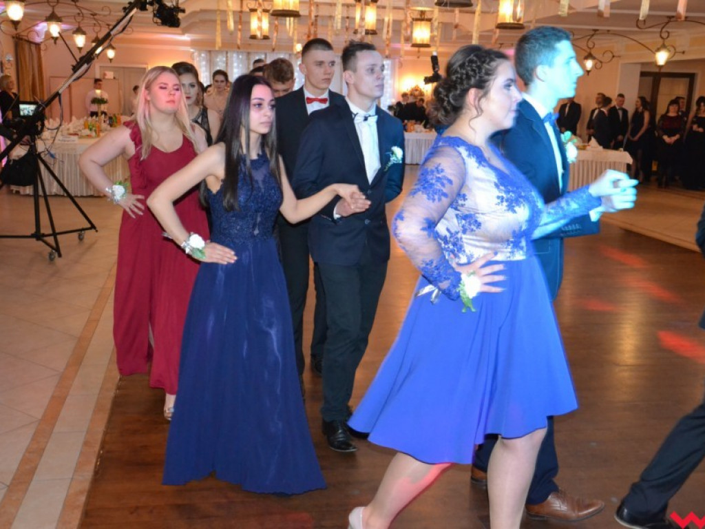 Licealiści zatańczyli poloneza. Teraz inne tańce i zabawa do białego rana