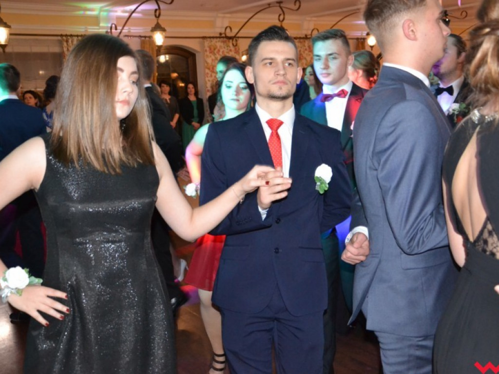 Licealiści zatańczyli poloneza. Teraz inne tańce i zabawa do białego rana