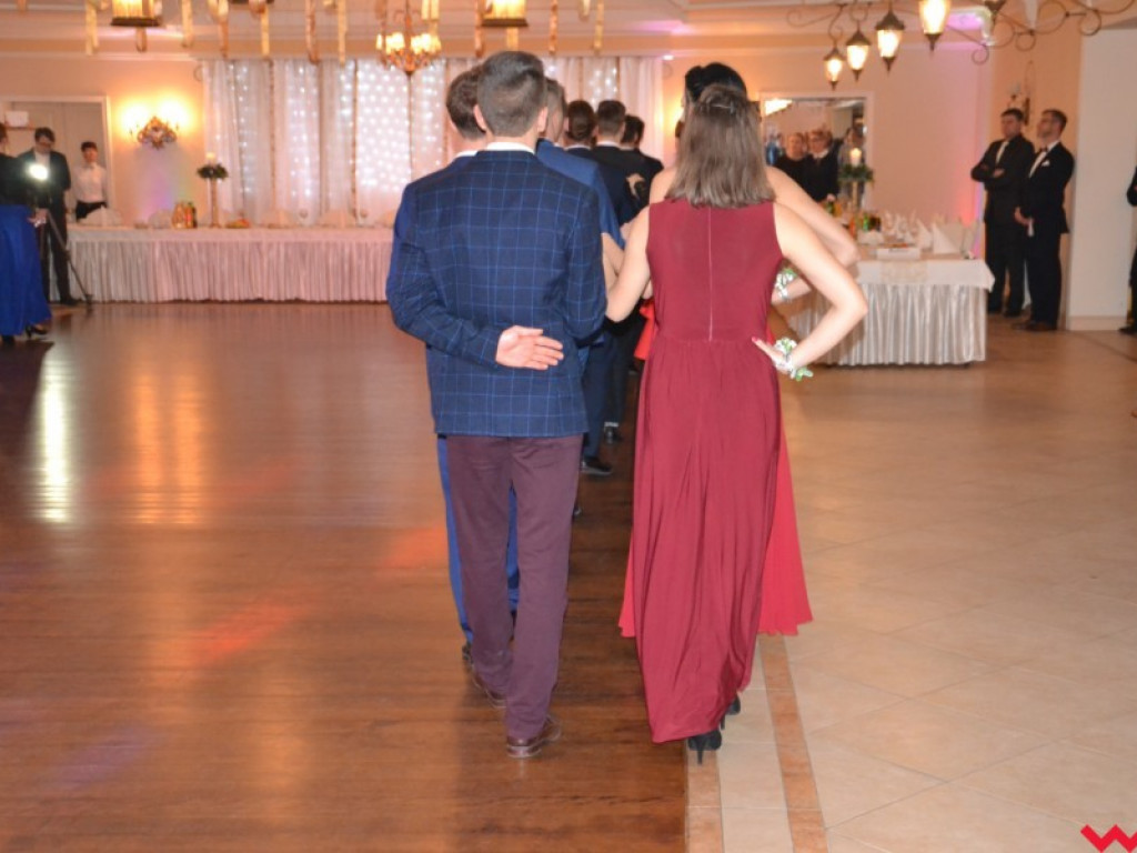 Licealiści zatańczyli poloneza. Teraz inne tańce i zabawa do białego rana