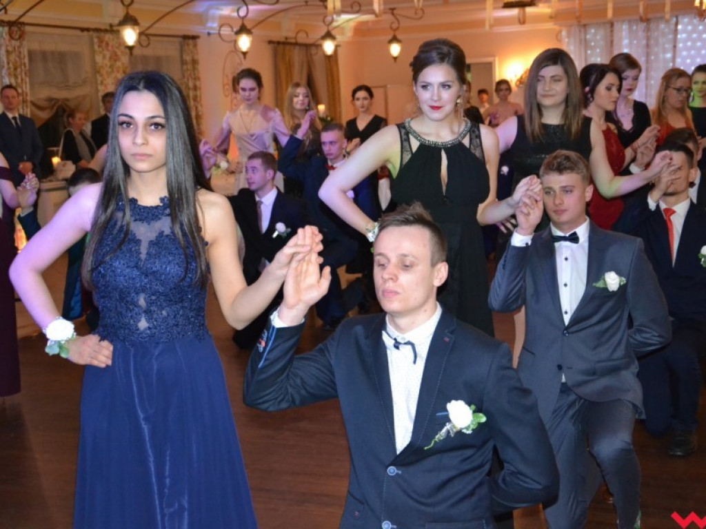 Licealiści zatańczyli poloneza. Teraz inne tańce i zabawa do białego rana