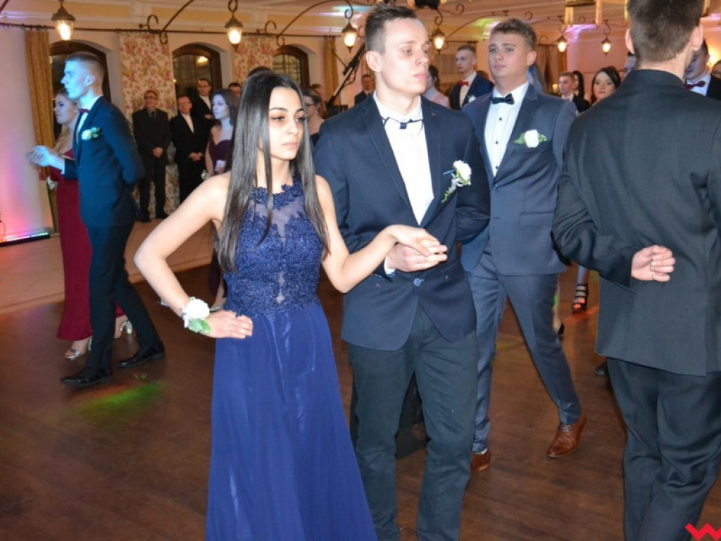 Licealiści zatańczyli poloneza. Teraz inne tańce i zabawa do białego rana