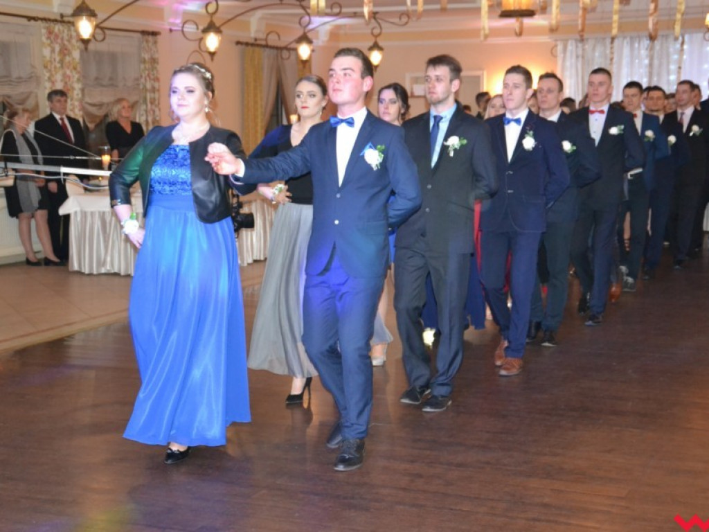 Licealiści zatańczyli poloneza. Teraz inne tańce i zabawa do białego rana