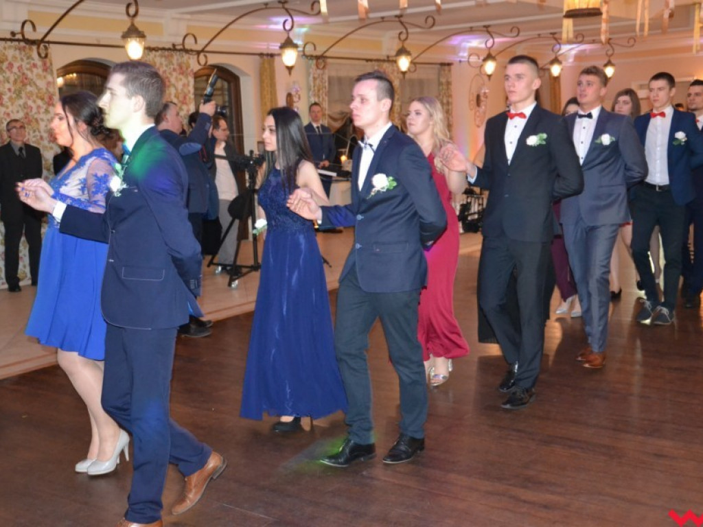 Licealiści zatańczyli poloneza. Teraz inne tańce i zabawa do białego rana