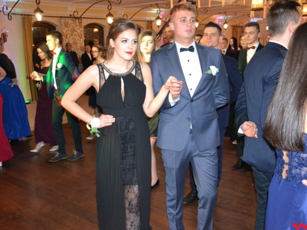 Licealiści zatańczyli poloneza. Teraz inne tańce i zabawa do białego rana