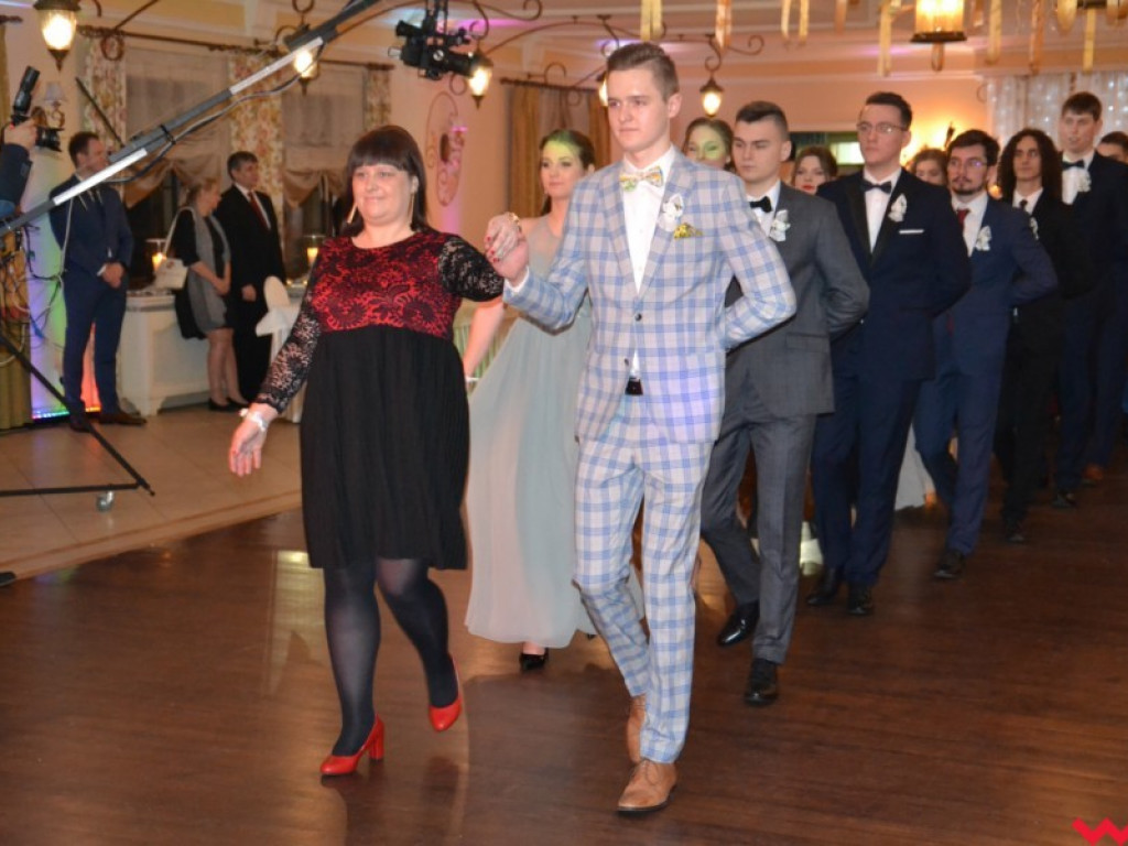 Licealiści zatańczyli poloneza. Teraz inne tańce i zabawa do białego rana