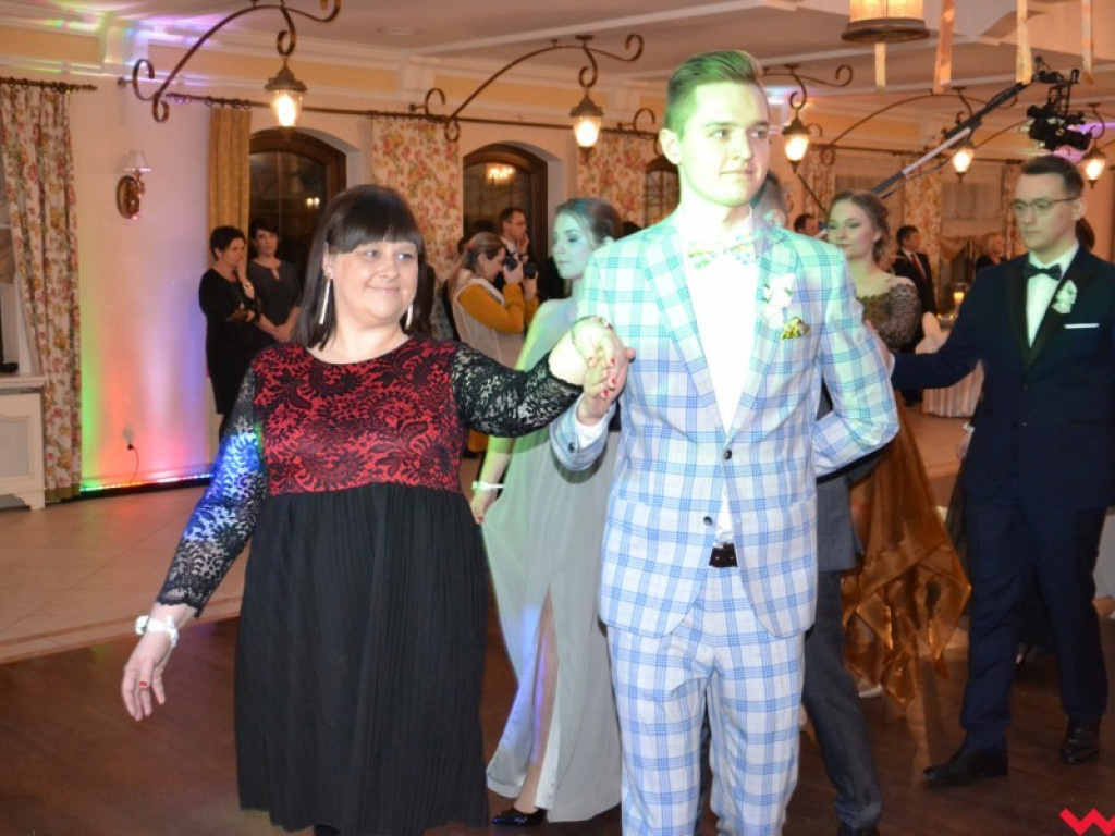 Licealiści zatańczyli poloneza. Teraz inne tańce i zabawa do białego rana