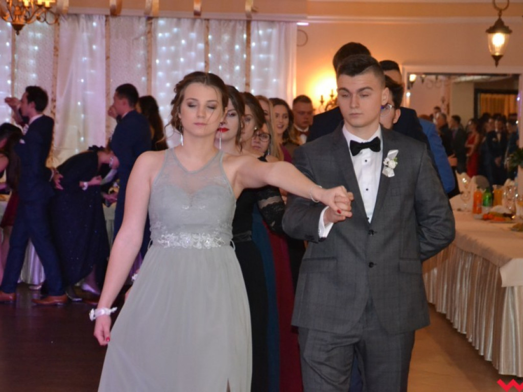 Licealiści zatańczyli poloneza. Teraz inne tańce i zabawa do białego rana