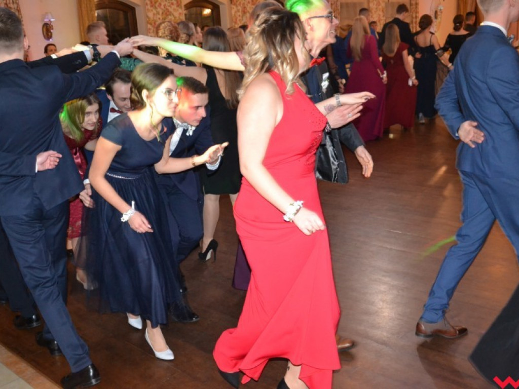 Licealiści zatańczyli poloneza. Teraz inne tańce i zabawa do białego rana