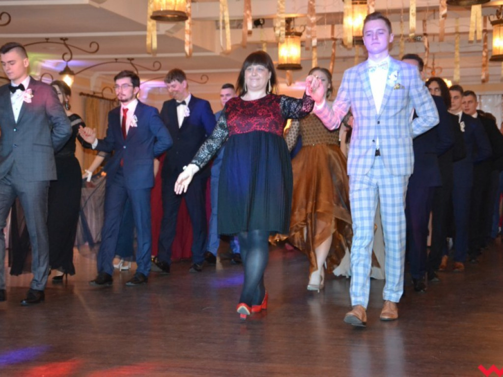 Licealiści zatańczyli poloneza. Teraz inne tańce i zabawa do białego rana