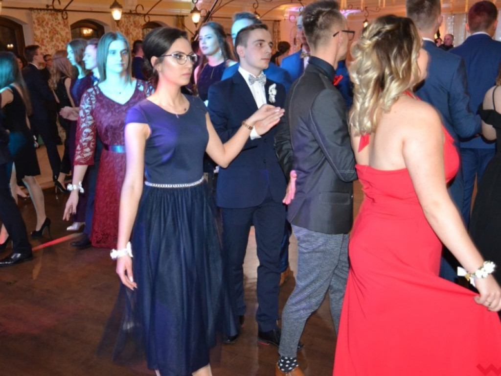 Licealiści zatańczyli poloneza. Teraz inne tańce i zabawa do białego rana