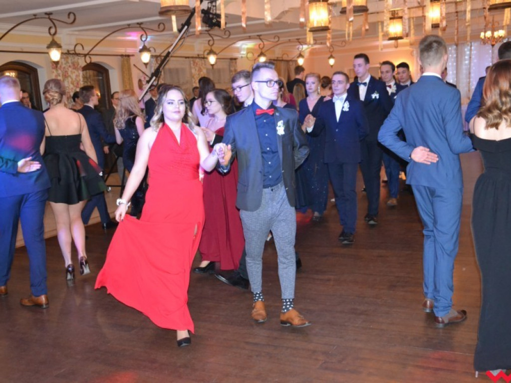 Licealiści zatańczyli poloneza. Teraz inne tańce i zabawa do białego rana