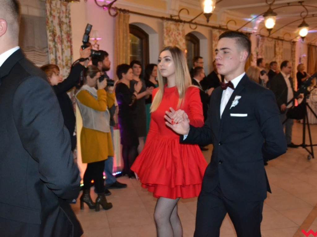 Licealiści zatańczyli poloneza. Teraz inne tańce i zabawa do białego rana