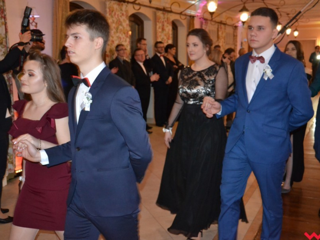 Licealiści zatańczyli poloneza. Teraz inne tańce i zabawa do białego rana
