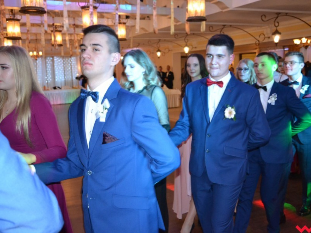 Licealiści zatańczyli poloneza. Teraz inne tańce i zabawa do białego rana